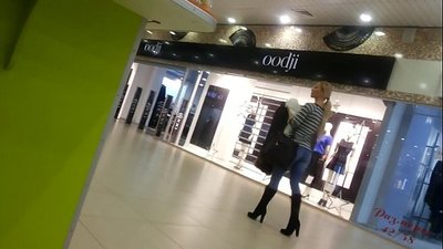 Chicks tiis di supermarket.